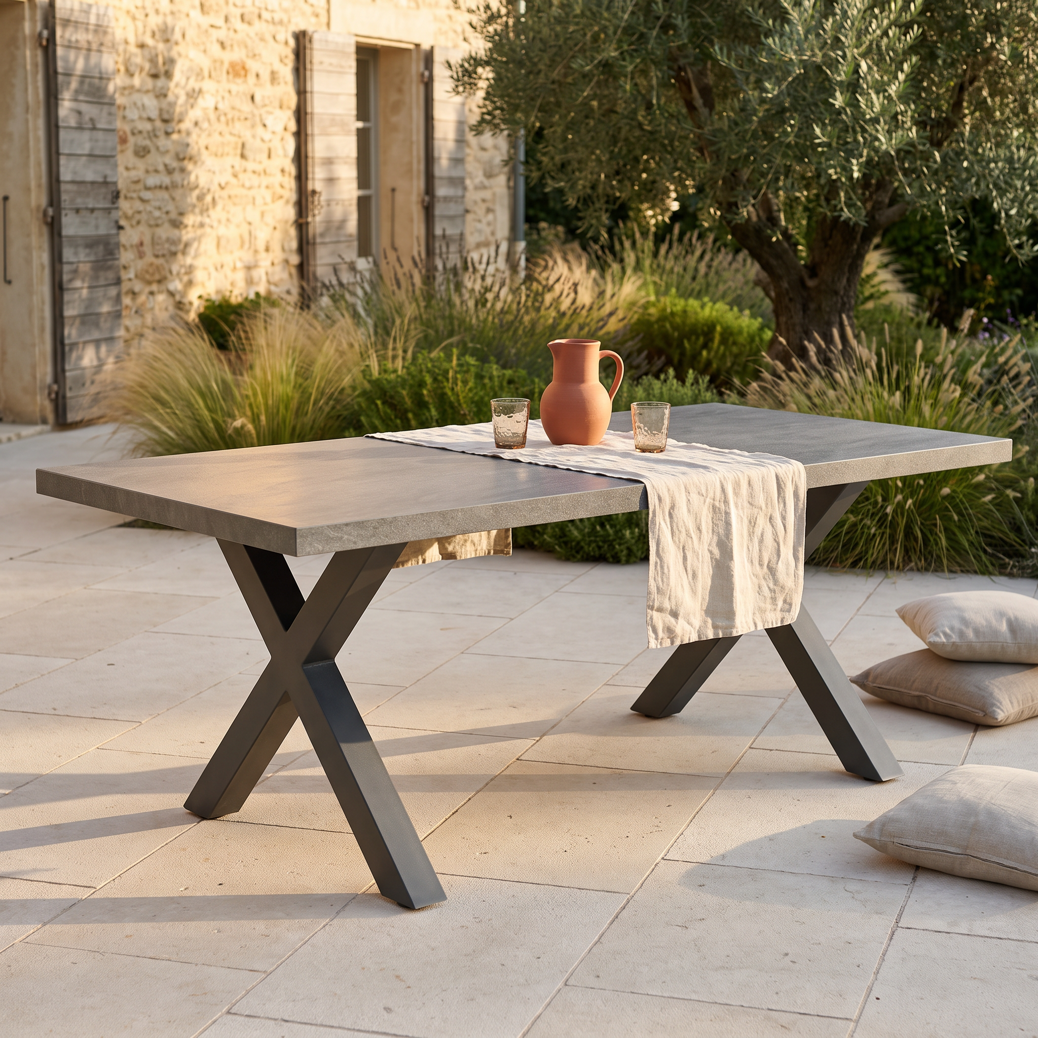 Table de jardin plateau décor pierre MESSINE posée d'aplomb sur une terrasse en dalles calcaires