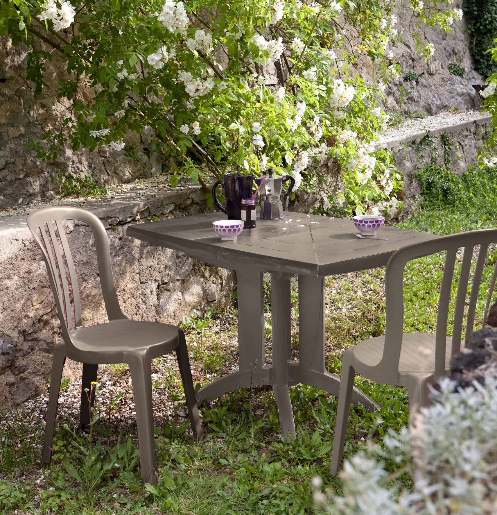 Salon de jardin: Table rÃ©sine 118 cm VEGA et  4 chaises MIAMI